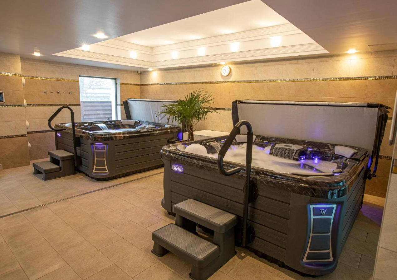 Hotel Divinus Дебрецен Екстериор снимка A spa with hot tubs