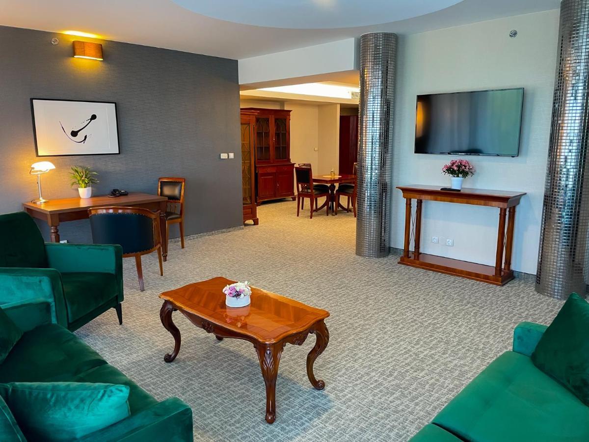 Hotel Divinus Дебрецен Екстериор снимка Suite at the hotel
