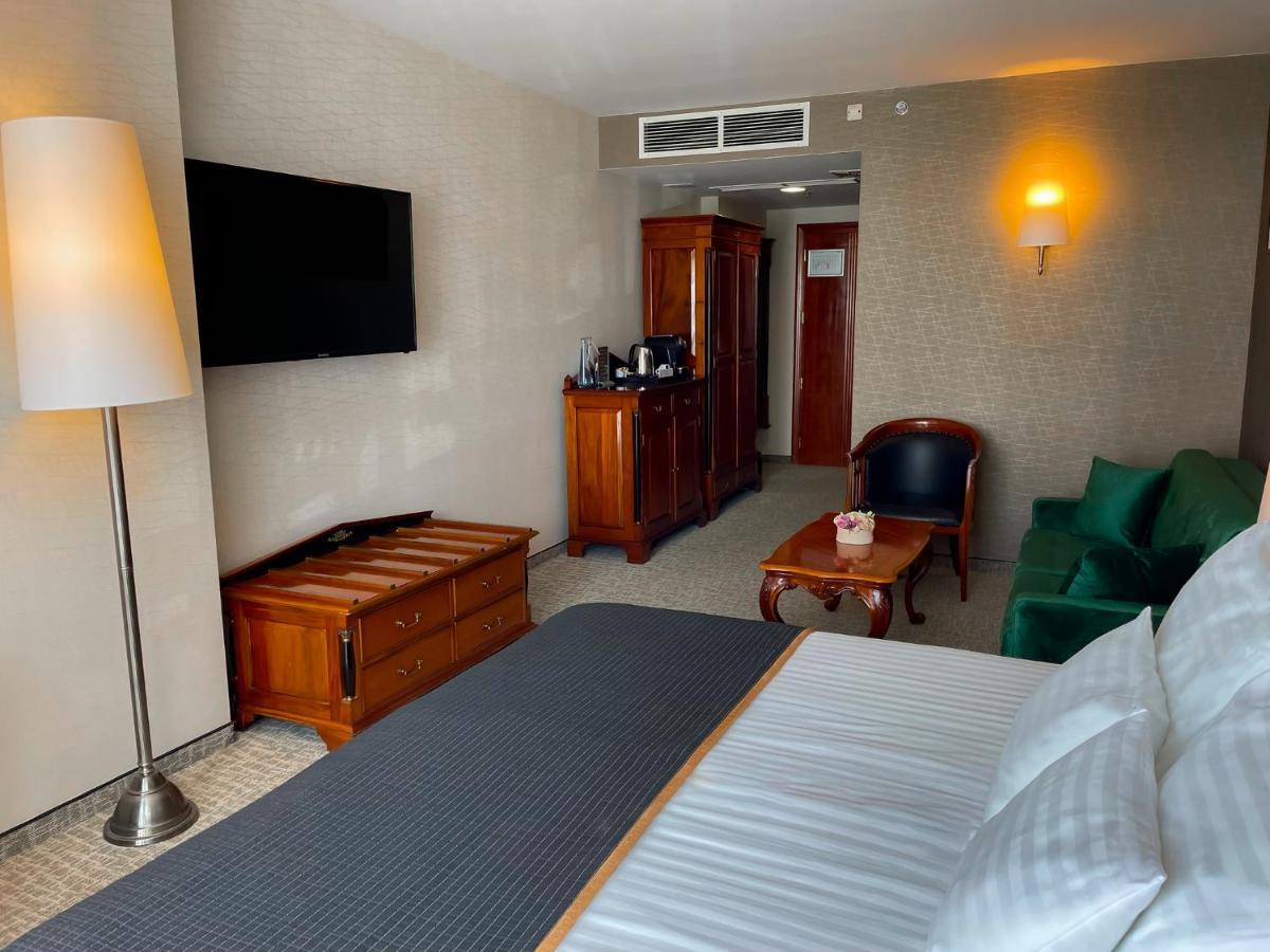 Hotel Divinus Дебрецен Екстериор снимка A room at the hotel