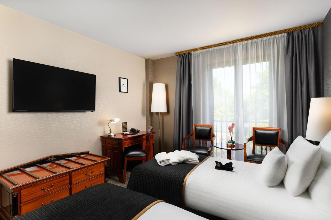 Hotel Divinus Дебрецен Екстериор снимка A room at the hotel