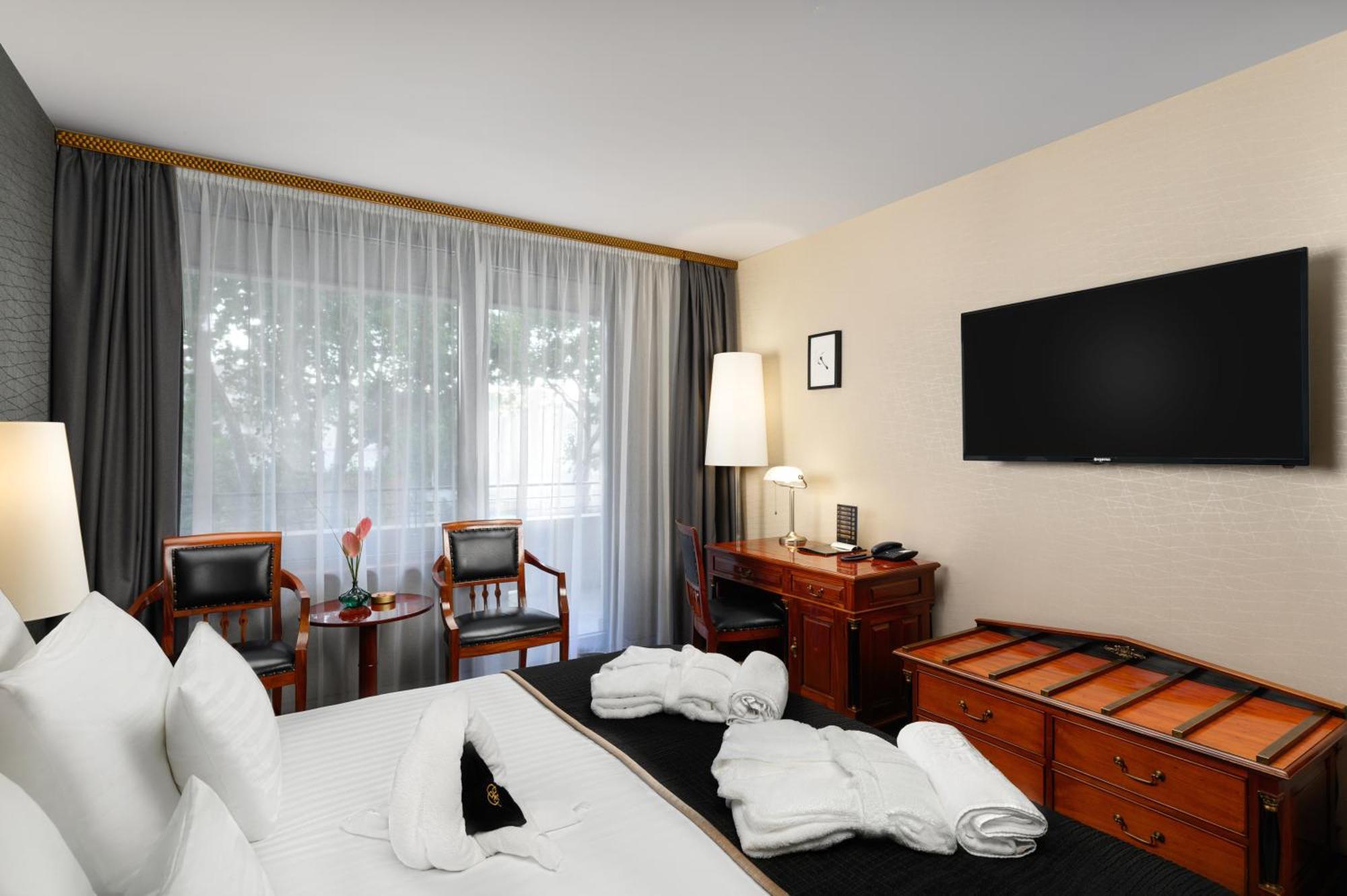Hotel Divinus Дебрецен Екстериор снимка A room at the hotel