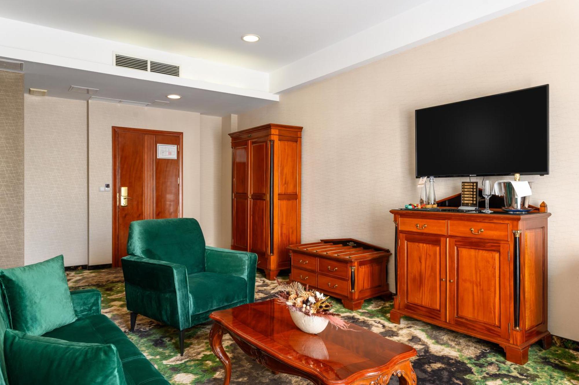 Hotel Divinus Дебрецен Екстериор снимка Suite