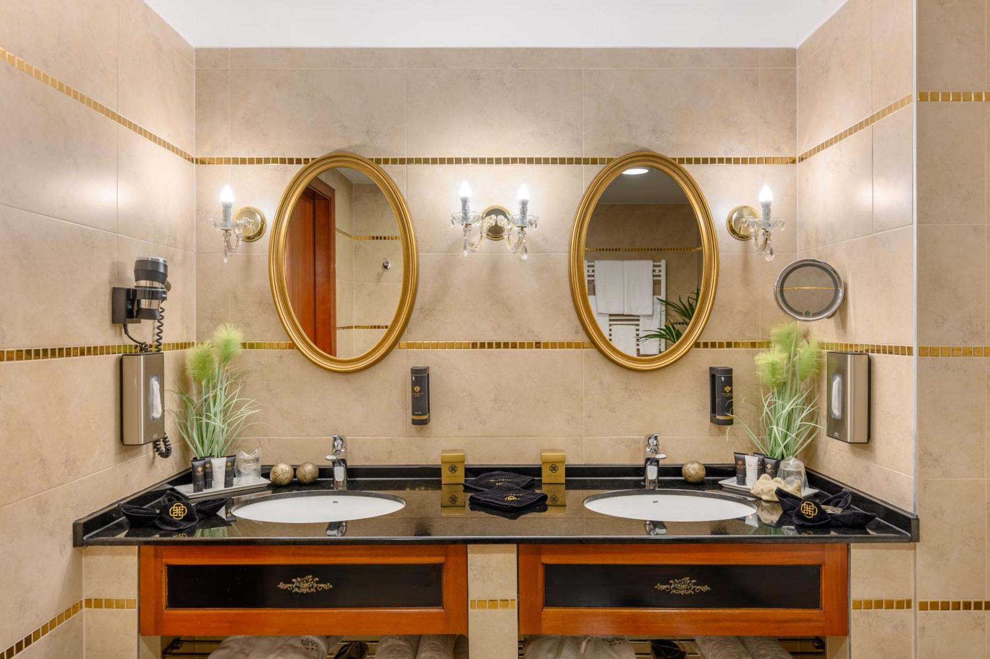 Hotel Divinus Дебрецен Екстериор снимка Bathroom