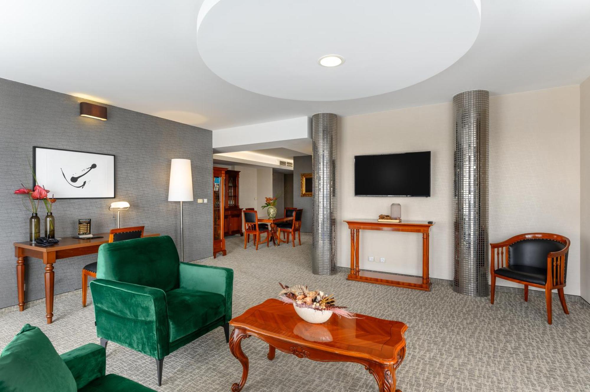 Hotel Divinus Дебрецен Екстериор снимка Suite