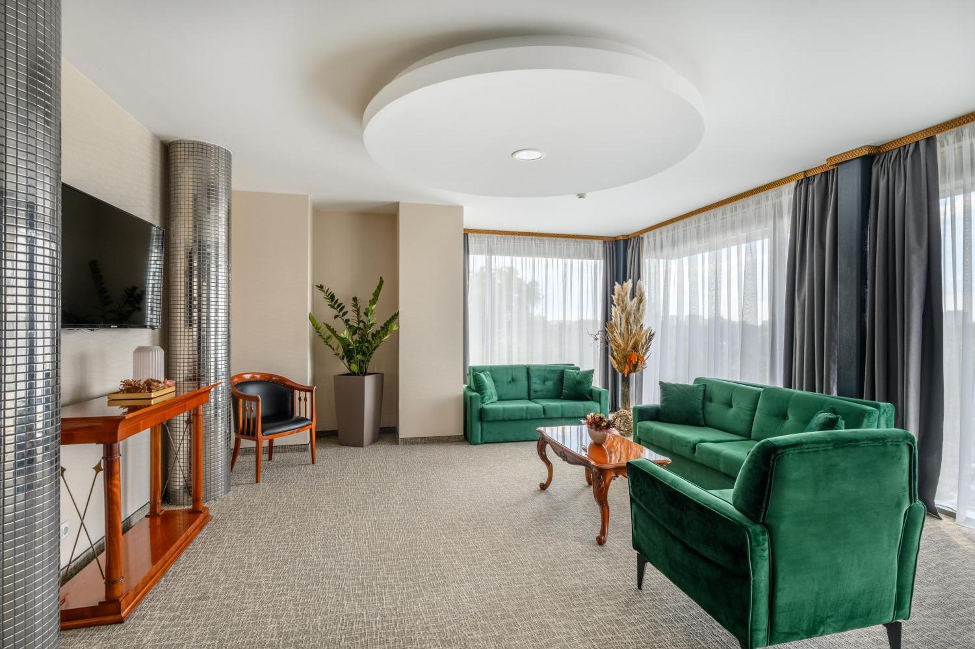 Hotel Divinus Дебрецен Екстериор снимка Suite