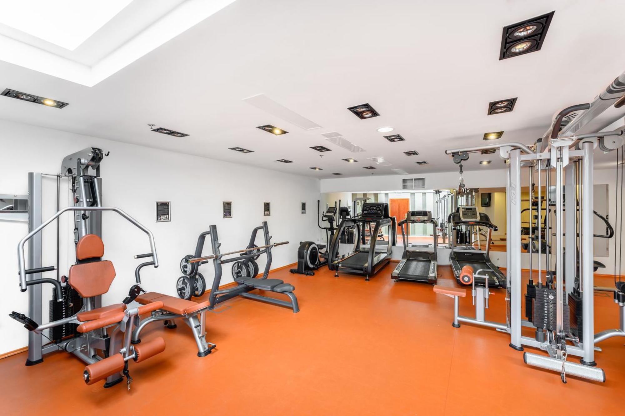 Hotel Divinus Дебрецен Екстериор снимка A gym in a hotel
