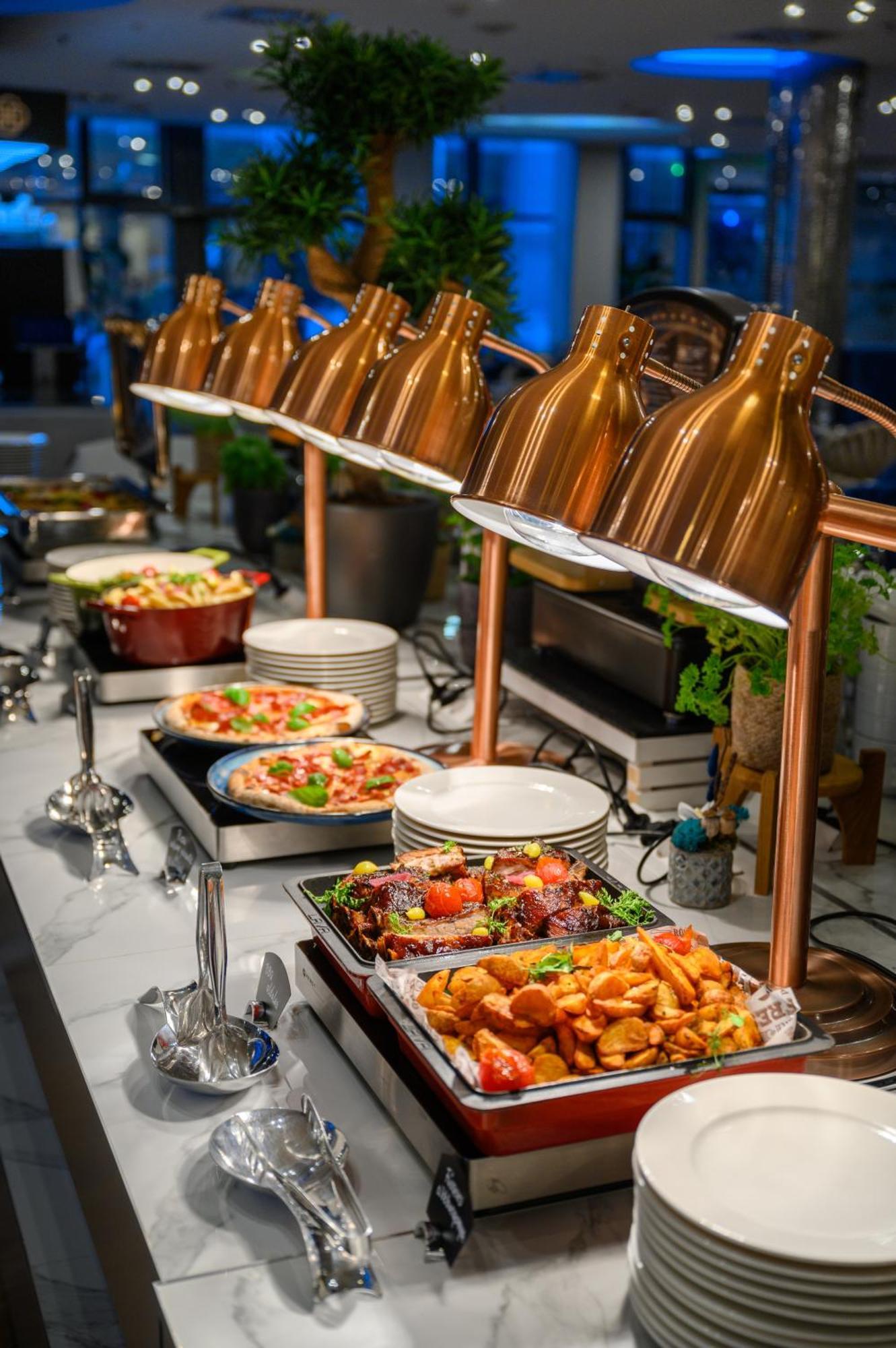 Hotel Divinus Дебрецен Екстериор снимка A chafing dish buffet