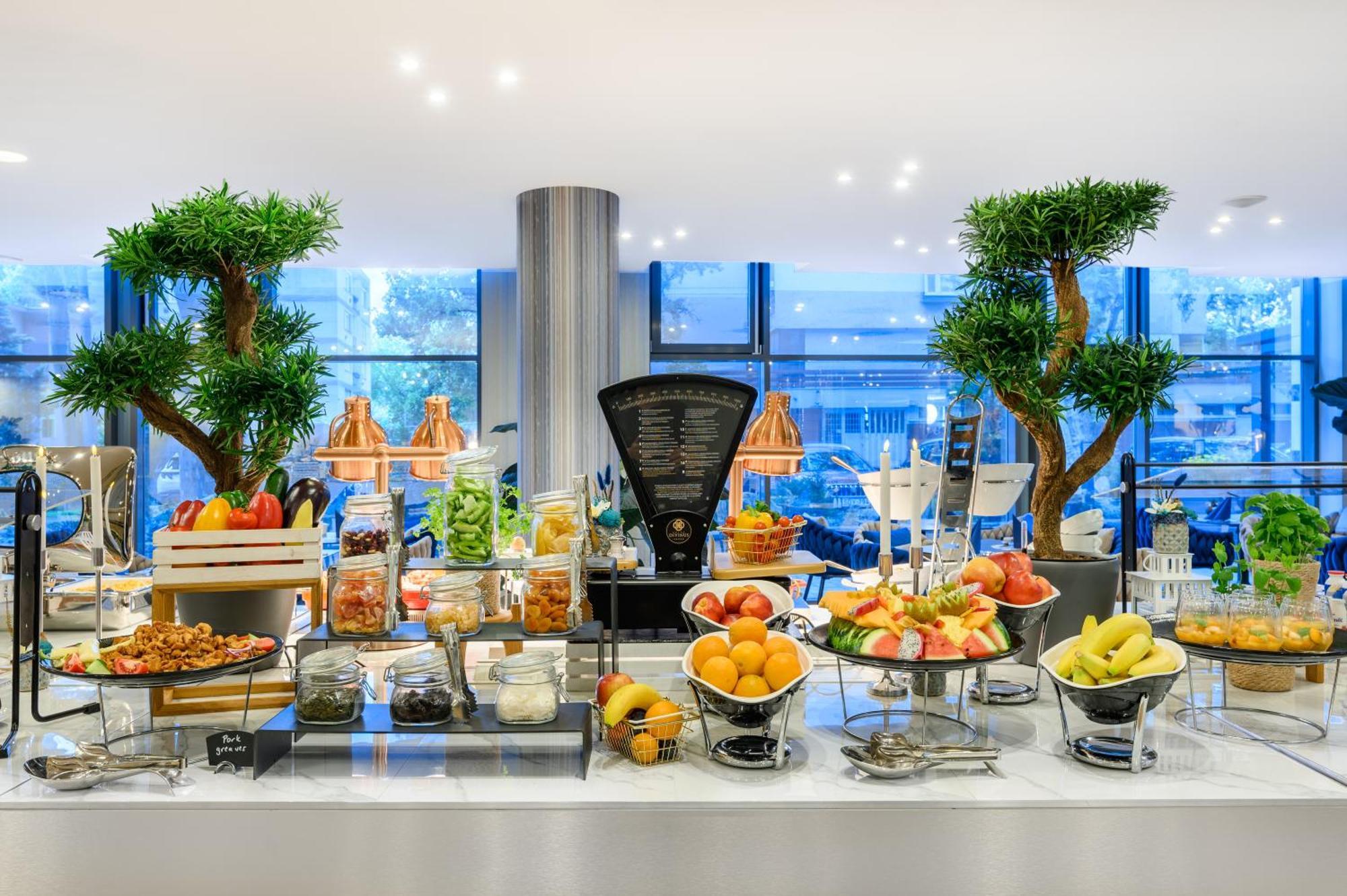 Hotel Divinus Дебрецен Екстериор снимка A buffet at a hotel