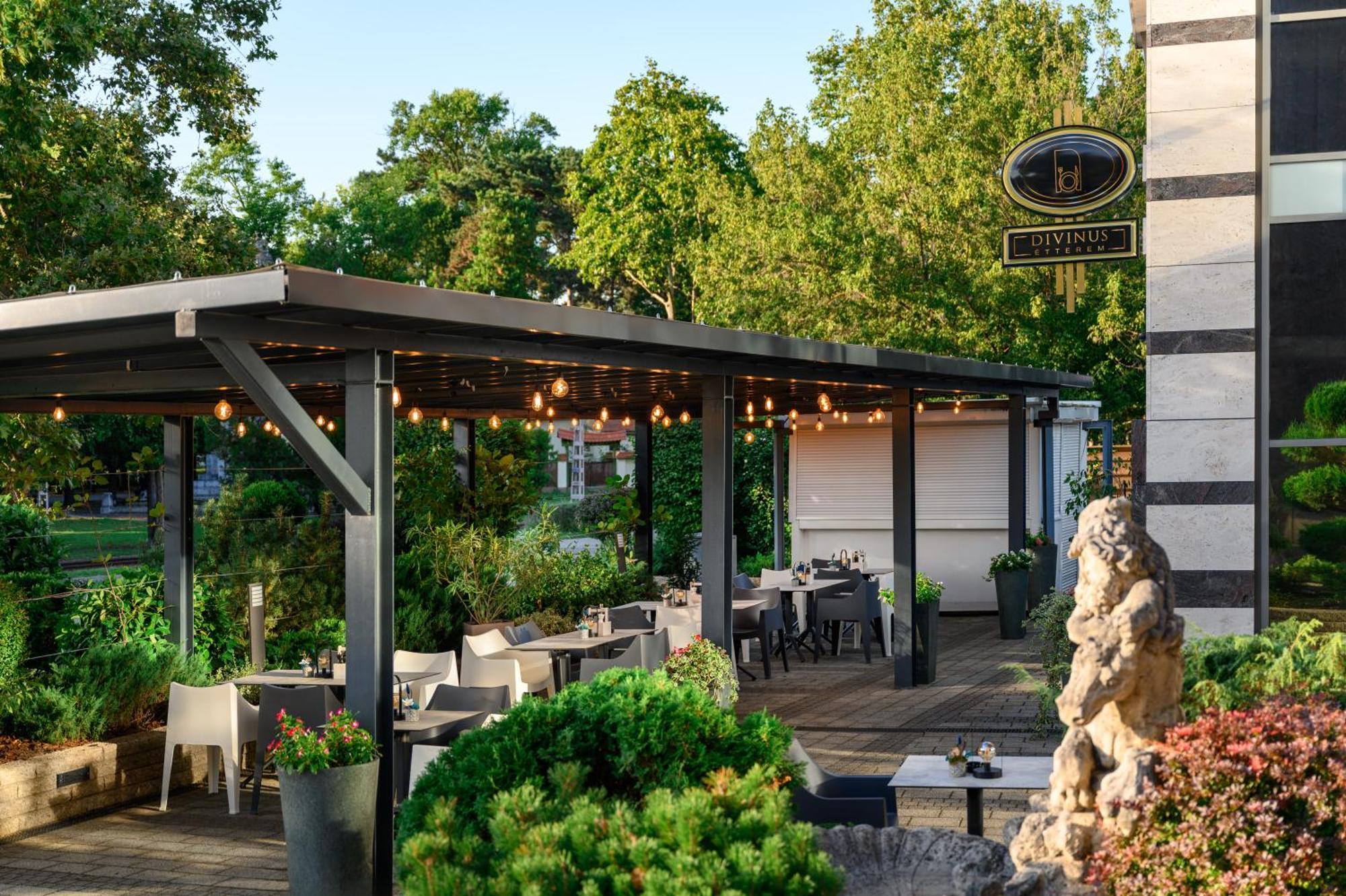 Hotel Divinus Дебрецен Екстериор снимка The restaurant