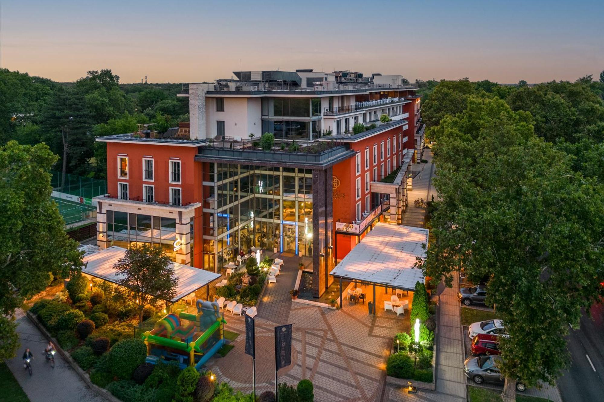 Hotel Divinus Дебрецен Екстериор снимка The Village